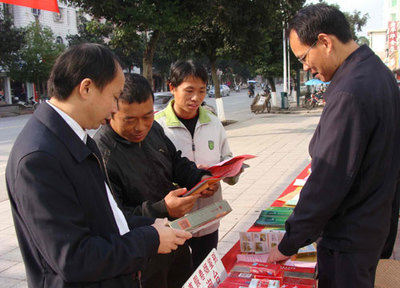 普法宣傳進萬家，法治煙草促和諧——各地煙草部門多形式開展“12·4”國家憲法日法制宣傳活動